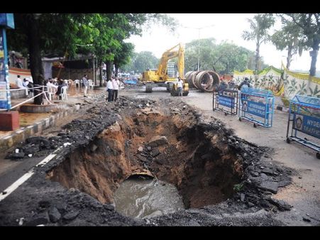 రెయిన్ ఎమర్జెన్సీ: హుస్సేన్ సాగర్‌కు పెరుగుతున్న వరద, ఆందోళన (పిక్చర్స్)