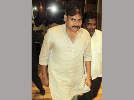 తాడో.. పేడో.. పవన్ ఎటువైపు? : భజనపరున్ని కాదన్నాడు, చేతల్లో నిరూపిస్తాడా?