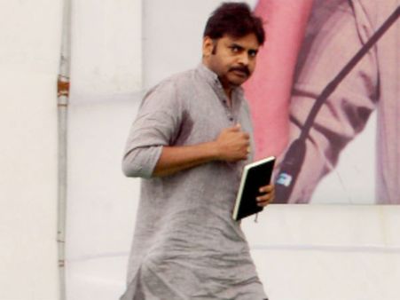 గందరగోళమొద్దు: పవన్ సభ, కాకినాడలో ఆంక్షలు, ప్యాకేజీపై ఎలా..