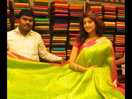 చీరతోనే అందం రెట్టింపు: ప్రణీత మెరిసిందిలా(పిక్చర్స్)