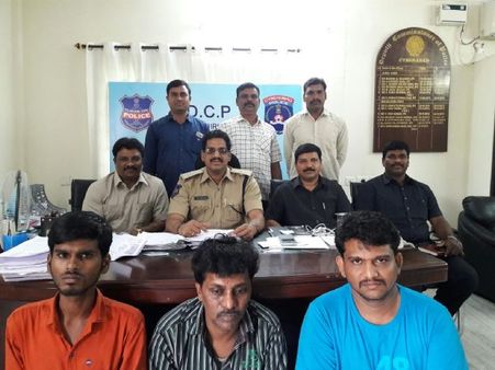 ఆన్‌లైన్ సెక్స్ రాకెట్ల గుట్టురట్టు: యువతుల అందాన్ని వర్ణిస్తూ..
