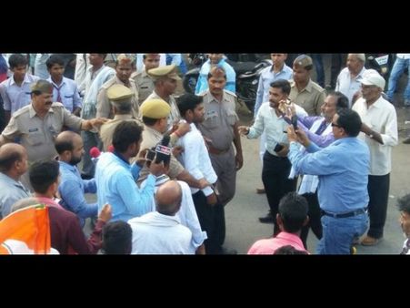 రాహుల్‌కు చేదు అనుభవం: బూటు విసిరిన వ్య‌క్తి అరెస్ట్