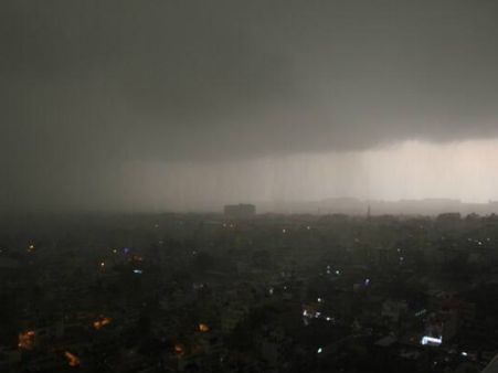 భారీ వర్షాలతో 4గురు మృతి: వరదలతో ఎక్కడికక్కడే నిల్చిన ట్రాఫిక్, రైళ్లు