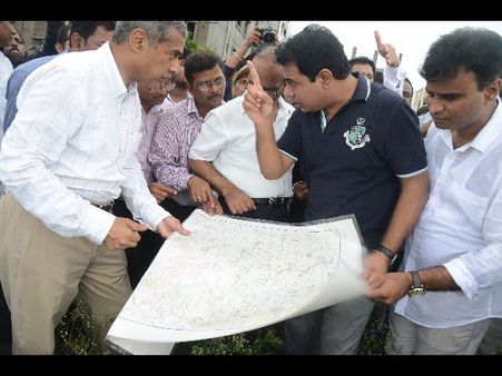 నిద్రపోనివ్వని కేటీఆర్, వరద నీటిలో నడక, ఆగ్రహం (పిక్చర్స్)