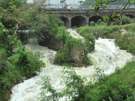 వర్షం ఎఫెక్ట్: తెలంగాణలో సెలవులు రద్దు, రోడ్ల పరిస్థితిపై ధర్నా