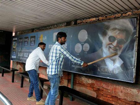 కావేరీ చిచ్చు: రజనీకాంత్‌కు సెగ, పోస్టర్ల చించివేత, ఇంటివద్ద భద్రత