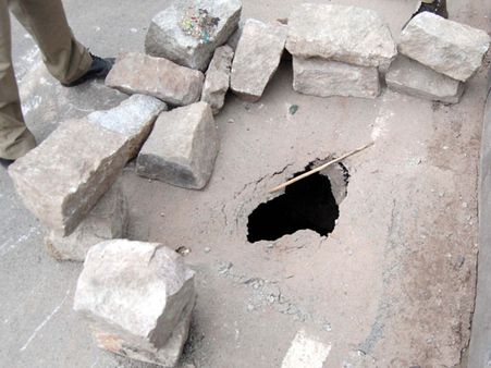 తప్పిన పెనుప్రమాదం: హుస్సేన్ సాగర్ వద్ద కుంగిన రోడ్డు, కేటీఆర్ ఆదేశాలు బేఖాతరు