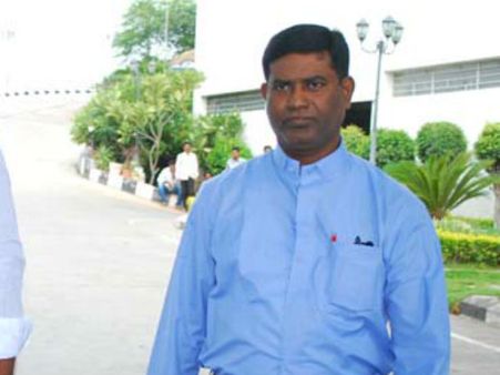 మహిళ చేయి పట్టి లాగాడు: ఓటుకు నోటు సెబాస్టియన్‌పై కేసు