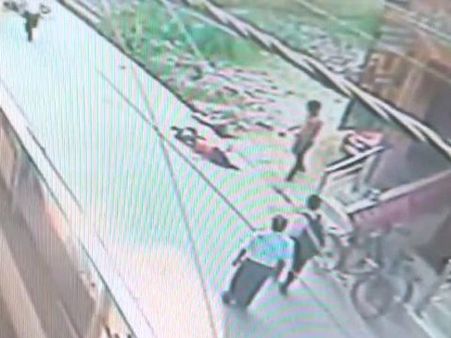 ఢిల్లీ ఘాతుకం: చంపేసి యువతి శవం వద్ద డ్యాన్స్