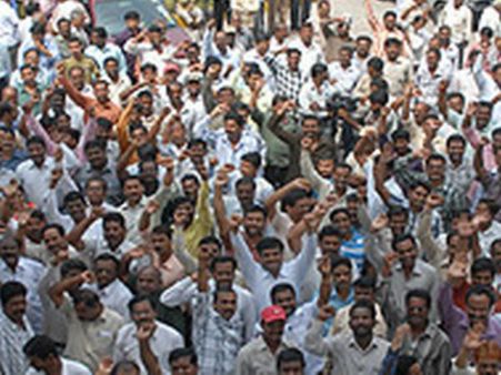 ఏపీకి కేటాయిస్తారా?: తాళాలు పగులగొట్టి పెట్రోల్ బాటిళ్లతో ఆఫీస్‌లోకి ఉద్యోగులు