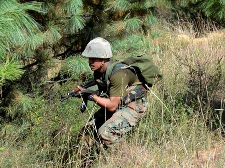 సరిహద్దులో హైటెన్షన్: గ్రామాలు ఖాళీ, వెంకయ్య ఫైర్