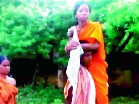  ఇంకెంత కాలం?: భార్యను మోసుకొని 4కి.మీలు నడిచాడు