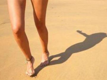 షాక్: ప్రియుడి కోసం నగ్నంగా రోడ్డుపైకి వచ్చేసింది(వీడియో)