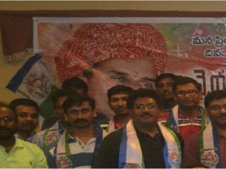 వైఎస్ కు ఘనంగా నివాళులు అర్పించిన వైసీపీ ఎన్నారై నేతలు