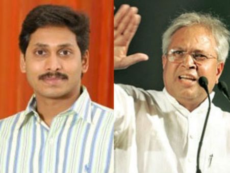 'ఉండవల్లి, రఘువీరా వైసీపీ గూట్లోకి చేరే పక్షులే, జగన్‌ను రక్షించుకునే ప్రయత్నం'