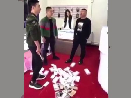 షాకింగ్: రూ.లక్షలతో ఐఫోన్లు కొని, సుత్తితో పగులగొట్టాడు