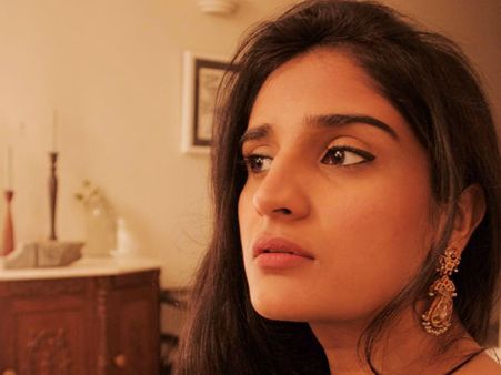 ఇంటర్నెట్‌లో వైరల్: యుద్ధం వద్దు, భారత్ ఒక్క అవకాశం ఇవ్వాలని పాక్ యువతి లేఖ