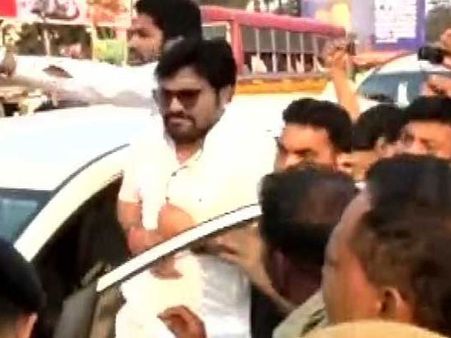 దాడిలో కొత్తకోణం: పోలీస్ ఆఫీసర్ని కొట్టిన కేంద్రమంత్రి