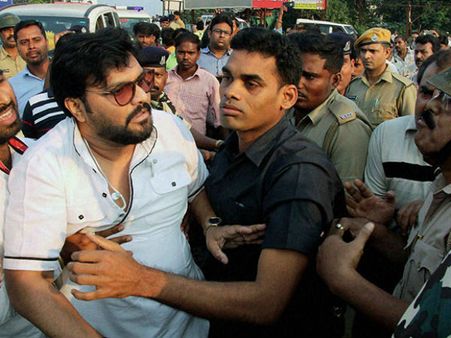 కేంద్రమంత్రిపై ఇటుకలతో దాడి: స్వల్ప గాయాలు!