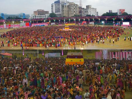 వర్షంలో 9,292 మంది బతుకమ్మ ఆట: గిన్నిస్‌కెక్కింది (పిక్చర్స్)