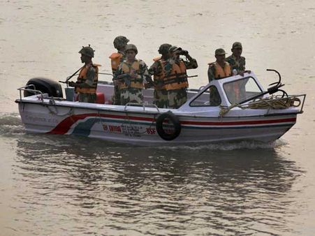 దూసుకు వచ్చిన పాక్ బోట్: సీజ్ చేసిన బీఎస్ఎఫ్