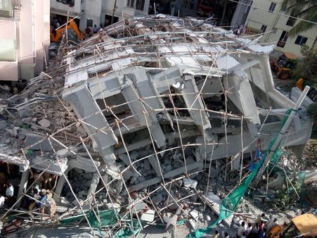 మూడుకు బదులు అయిదు: బెంగళూరులో కుప్పకూలిన భవనం (ఫొటోలు)