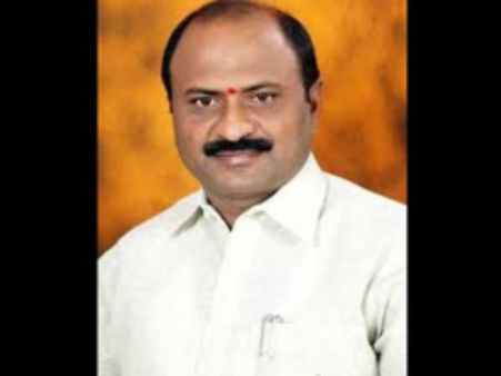 టీఆర్ఎస్ ఎమ్మెల్యేపై తిరగబడ్డ జనం : చెప్పులు చూపిస్తూ.. బూతులు తిట్టేశారు