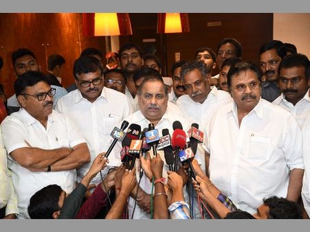 బాబు ఏజెంట్లతో జాగ్రత్త: దాసరి కలకలం, రోశయ్యతో ముద్రగడ(పిక్చర్స్)