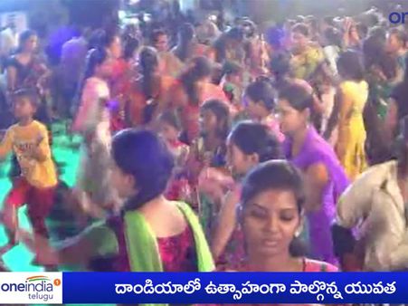 దుర్గామాత ఆలయం వద్ద దాండియా