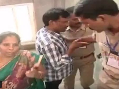 రోజుకో వివాదం: బెజవాడ దుర్గగుడి ఉద్యోగుల నకిలీ పాస్‌ల బాగోతం