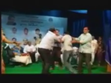 త్యాగరాయగానసభలో భర్త కోసం ఇద్దరు భార్యల గొడవ: రచయిత్రిపై ఫిర్యాదు