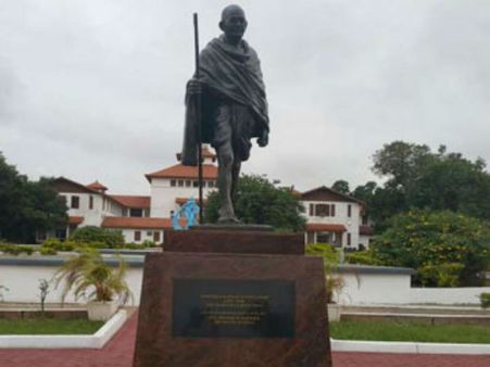 అసలేం జరిగింది?: యూనివర్సిటలోని గాంధీ విగ్రహం తొలగింపు
