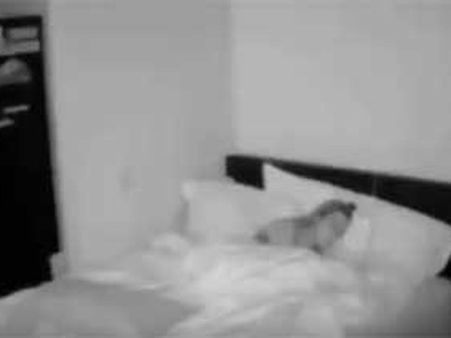 యువతి బెడ్‌రూంలో దెయ్యం: ఏం చేసిందో చూడండి(వీడియో)