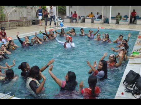 వావ్! సూపర్బ్: స్విమ్మింగ్‌ఫూల్‌లో దాండియా(పిక్చర్స్)