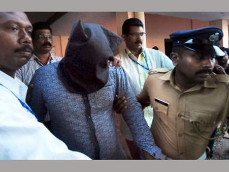 60 మందిని ఐసిస్‌లో చేర్చా: 'నెలకు రూ. 6,600 ఇచ్చేవారు'