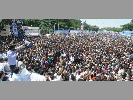 సినిమా చూపిస్తున్నారు: చంద్రబాబును ఏకేసిన జగన్(పిక్చర్స్)