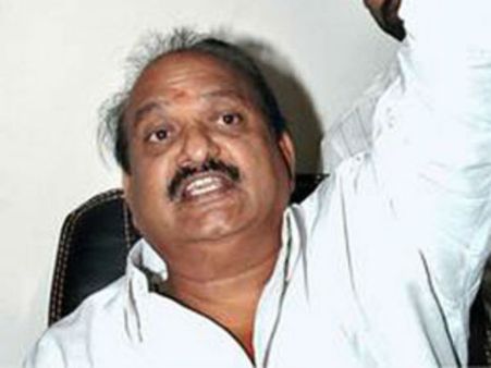 పరిటాల రవిని మాపైకి ఉసిగొల్పారు: జగన్ తాతపై జేసీ, తెలంగాణలోనే