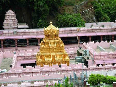 బెజవాడ దుర్గ గుడిలో అధికారుల అత్యుత్సాహం: నిలిచిన నివేదన