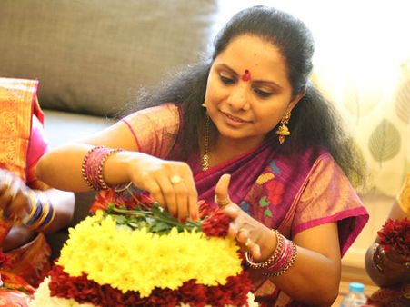 లండన్: థేమ్స్ నది తీరాన బతుకమ్మ వేడుకల్లో కవిత(పిక్చర్స్)