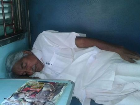 నిన్నటి దాకా ముఖ్యమంత్రి, సాధారణ వ్యక్తిలా స్లీపర్ క్లాస్‌లో ఇలా..