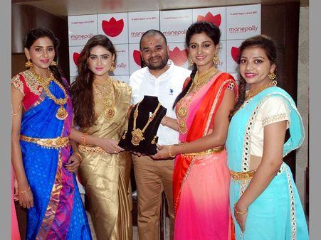 ఆభరణానికే అందమొచ్చింది: షామిలీ, మోడళ్లు(పిక్చర్స్)