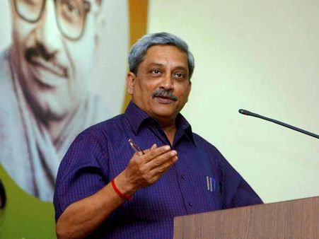 ఆరెస్సెస్‌కు సర్జికల్ స్ట్రయిక్ క్రెడిట్, పాక్‌కు ధీటుగా: పారికర్