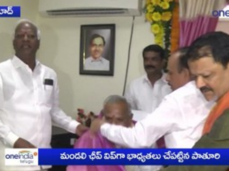 శాసనమండలి ఛీప్‌గా బాధ్యతలు చేపట్టిన పాతూరి