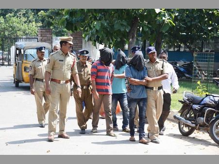 సహజీవనం చేస్తూ దోపిడీలు: యువతీ, యువకుల అరెస్ట్(పిక్చర్స్)