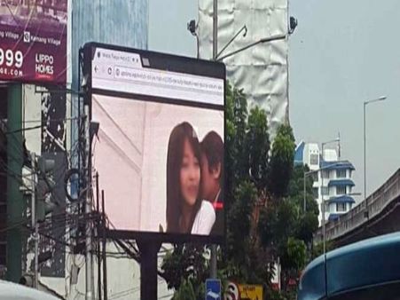 షాక్: రద్దీగా ట్రాఫిక్‌లో బోర్డుపై పోర్న్ చిత్రం ప్లే చేశారు