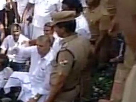 తమిళనాడులో 48 గంటలు రైలురోకో: స్టాలిన్ అరెస్టు