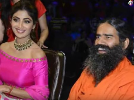 అదుర్స్: శిల్పా శెట్టితో కలిసి చిందేసిన బాబా రాందేవ్(వీడియో)