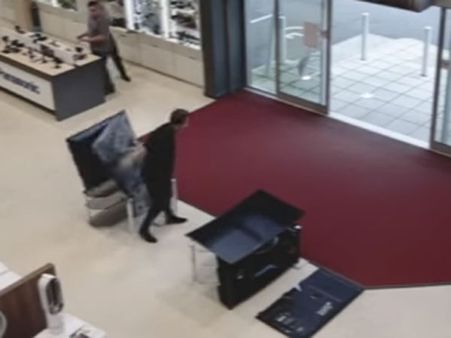 షాపింగ్‌కు వెళ్తున్నారా! జాగ్రత్తగా ఉండకపోతే అంతే సంగతి (వీడియో)