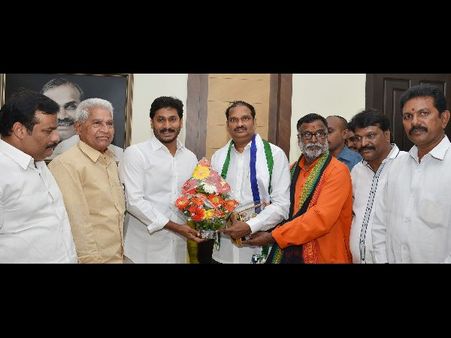 కేసీఆర్‌కు జగన్ ఝలక్, వైసిపిలోకి ఖమ్మం తెరాస, కాంగ్రెస్ నేతలు