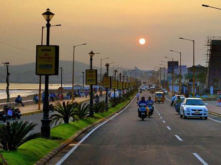 బీచ్‌లో కొత్తజంటకు వేధింపులు: భర్తను కొట్టి, భార్య పట్ల అసభ్యంగా..